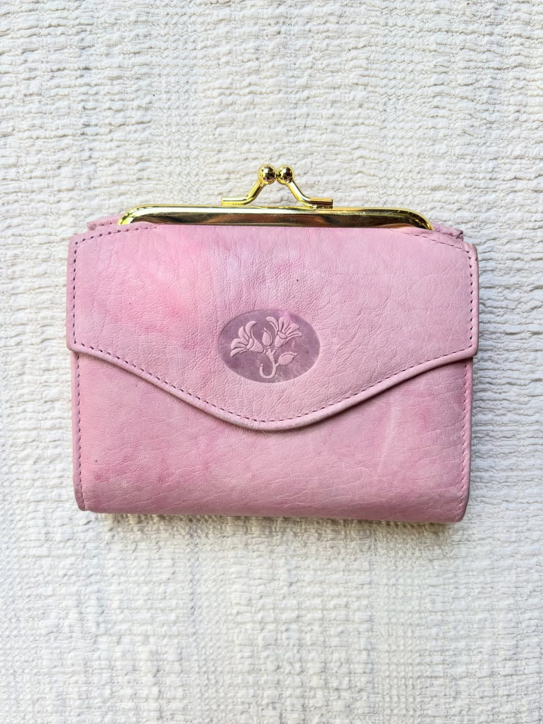 penne pasta hand-painted on a vintage pink buxton leather kiss-lock wallet — detail